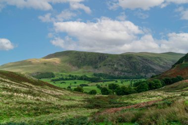 Vale Vadisi Cumbria Gölü Bölgesi 'ndeki St Johns' un güzel manzarası.