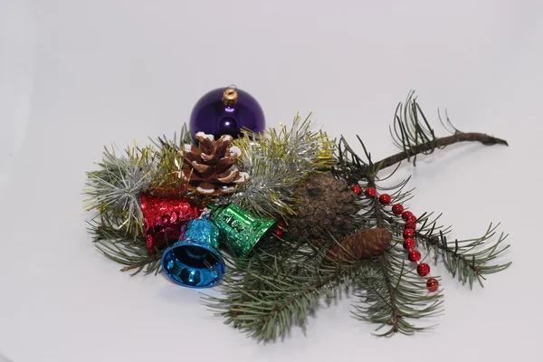 枞树一枝的圣诞玩具 — 图库照片