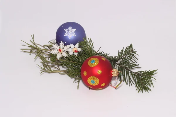 Noel oyuncaklar köknar ağacı bir delikanlı ile