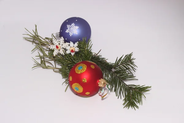 Noel oyuncaklar köknar ağacı bir delikanlı ile