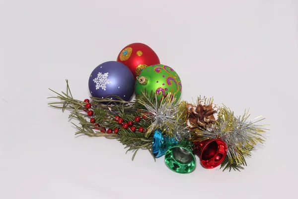 Noel oyuncaklar köknar ağacı bir delikanlı ile