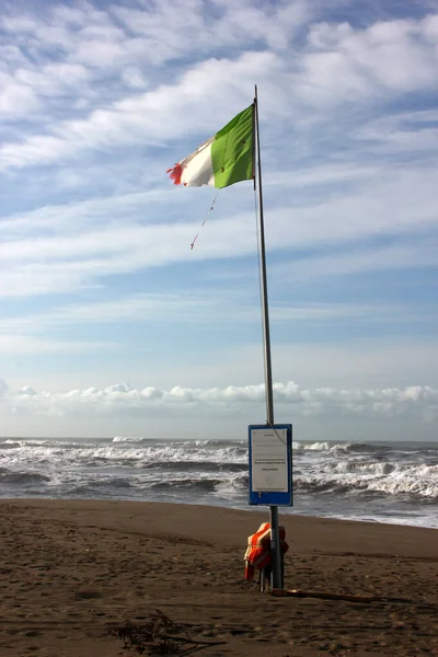 Verrottete Italienische Flagge Leeren Strand Von Corona Forte Dei Marmi — Stockfoto