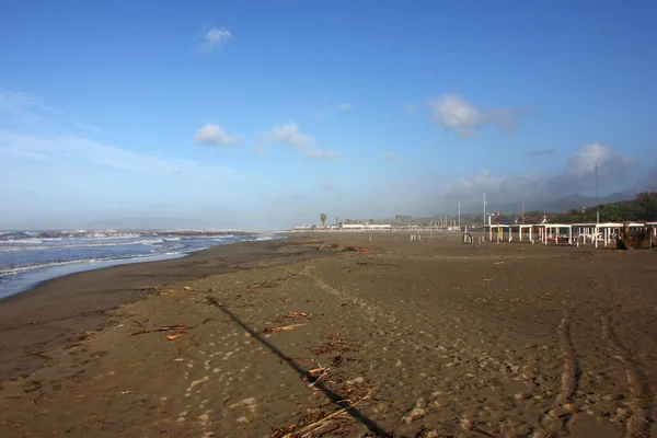 Corona Mengosongkan Spiaggia Forte Dei Marmi Toscana Italia — Stok Foto