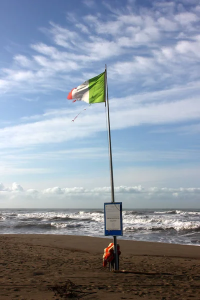 Verrottete Italienische Flagge Leeren Strand Von Corona Forte Dei Marmi — Stockfoto