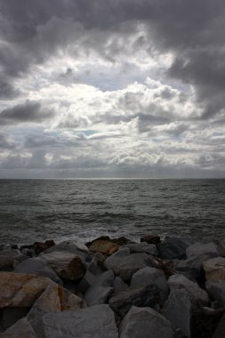 Marina di Caarrara, Toskana, İtalya 'da Corona zamanlarında sörf