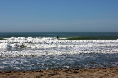 Corona zamanlarında sörf. Forte dei Marmi, Toskana, İtalya.