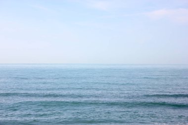 Corona zamanlarında sörf. Forte dei Marmi, Toskana, İtalya.
