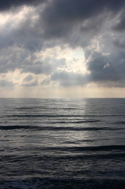 Corona zamanlarında sörf. Forte dei Marmi, Toskana, İtalya.
