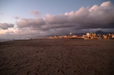Viareggio Sahili üzerinde dramatik bir gökyüzü. Viareggio, Toskana, İtalya. Sahil ve liman iskelesi. Mavi gökyüzünde bazı bulutlar.