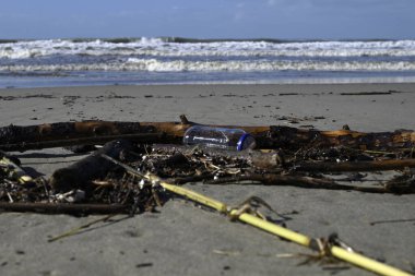 İtalyan sahilinde çöp. Arka planda Akdeniz var. Sahilde enkaz var..