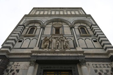 Floransa şehri manzarası. Mermer Kubbe, Heykellerin ve Binaların Ayrıntıları. Arno Nehri. Ponte Vecchio.