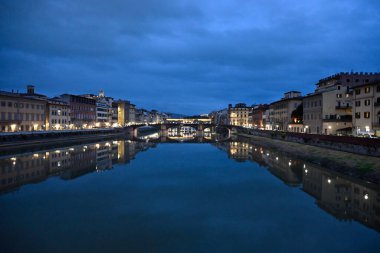 Floransa şehri manzarası. Mermer Kubbe, Heykellerin ve Binaların Ayrıntıları. Arno Nehri. Ponte Vecchio.