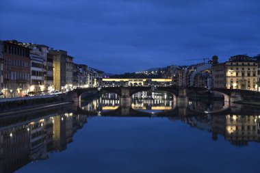 Floransa şehri manzarası. Mermer Kubbe, Heykellerin ve Binaların Ayrıntıları. Arno Nehri. Ponte Vecchio.