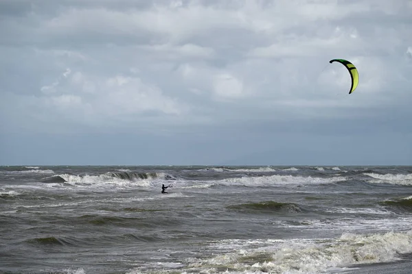 İtalya sahilinde uçurtma. Torre del Lago sahilindeki uçurtmacılar, Toskana, İtalya. Bazıları sudan çıkmakta zorlanıyor. Akdeniz.