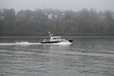 Gemiler sisli bir günde Hamburg Limanı 'na varırlar. Turna, kap, nehir, su. Hamburg Limanı, Hamburg, Almanya