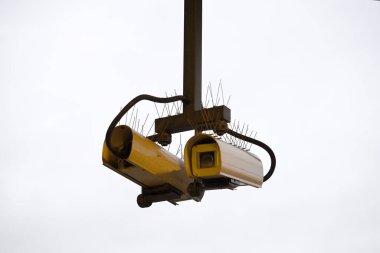 Hamburg metro istasyonundaki güvenlik kamerası. Baumwall metro istasyonu. Kuş korumalı iki kamera..