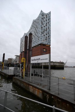 Hamburg, Almanya - 15 Kasım 2025 Hamburg Elbphilharmonie Operası. Kötü hava. Bulutlu yağmurlu bir gün.