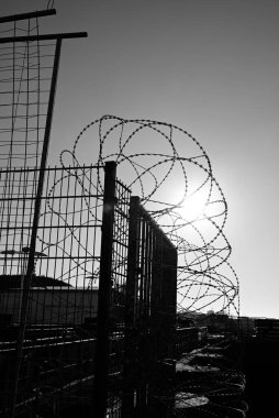 Normandiya liman bölgesi koruma altında. Normandiya 'nın Dunkirk kasabasındaki dikenli teller korunmuş liman bölgesi..