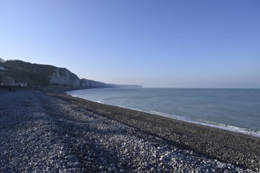 Normandiya kıyısındaki Ağlayan Kaya, Fecamp, Fransa. Uçurum hattı, sahil ve Fecamp 'deki Normandiya kıyılarının detayları. Fransız Kanalı 'ndan İngiliz Kanalı.