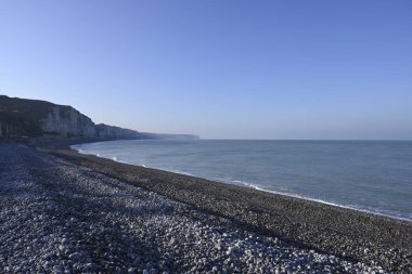 Normandiya kıyısındaki Ağlayan Kaya, Fecamp, Fransa. Uçurum hattı, sahil ve Fecamp 'deki Normandiya kıyılarının detayları. Fransız Kanalı 'ndan İngiliz Kanalı.