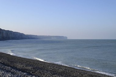 Normandiya kıyısındaki Ağlayan Kaya, Fecamp, Fransa. Uçurum hattı, sahil ve Fecamp 'deki Normandiya kıyılarının detayları. Fransız Kanalı 'ndan İngiliz Kanalı.