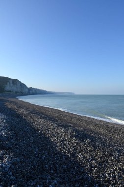 Normandiya kıyısındaki Ağlayan Kaya, Fecamp, Fransa. Uçurum hattı, sahil ve Fecamp 'deki Normandiya kıyılarının detayları. Fransız Kanalı 'ndan İngiliz Kanalı.