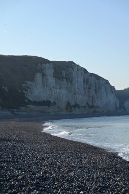 Normandiya kıyısındaki Ağlayan Kaya, Fecamp, Fransa. Uçurum hattı, sahil ve Fecamp 'deki Normandiya kıyılarının detayları. Fransız Kanalı 'ndan İngiliz Kanalı.
