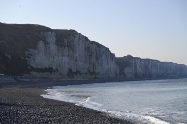 Normandiya kıyısındaki Ağlayan Kaya, Fecamp, Fransa. Uçurum hattı, sahil ve Fecamp 'deki Normandiya kıyılarının detayları. Fransız Kanalı 'ndan İngiliz Kanalı.