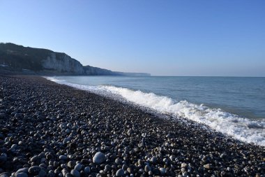 Normandiya kıyısındaki Ağlayan Kaya, Fecamp, Fransa. Uçurum hattı, sahil ve Fecamp 'deki Normandiya kıyılarının detayları. Fransız Kanalı 'ndan İngiliz Kanalı.