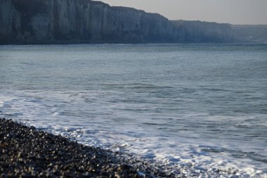 Normandiya kıyısındaki Ağlayan Kaya, Fecamp, Fransa. Uçurum hattı, sahil ve Fecamp 'deki Normandiya kıyılarının detayları. Fransız Kanalı 'ndan İngiliz Kanalı.