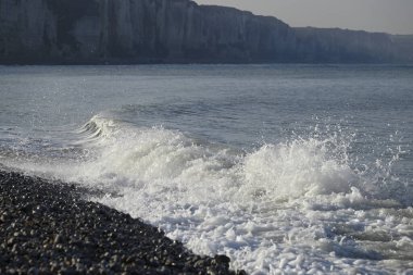 Normandiya kıyısındaki Ağlayan Kaya, Fecamp, Fransa. Uçurum hattı, sahil ve Fecamp 'deki Normandiya kıyılarının detayları. Fransız Kanalı 'ndan İngiliz Kanalı.