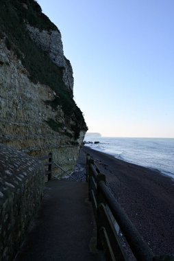 Normandiya kıyısındaki Ağlayan Kaya, Fecamp, Fransa. Uçurum hattı, sahil ve Fecamp 'deki Normandiya kıyılarının detayları. Fransız Kanalı 'ndan İngiliz Kanalı.