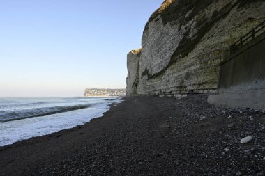 Normandiya kıyısındaki Ağlayan Kaya, Fecamp, Fransa. Uçurum hattı, sahil ve Fecamp 'deki Normandiya kıyılarının detayları. Fransız Kanalı 'ndan İngiliz Kanalı.
