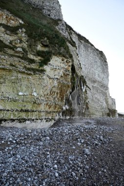 Normandiya kıyısındaki Ağlayan Kaya, Fecamp, Fransa. Uçurum hattı, sahil ve Fecamp 'deki Normandiya kıyılarının detayları. Fransız Kanalı 'ndan İngiliz Kanalı.