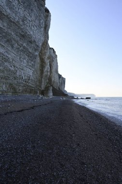 Normandiya kıyısındaki Ağlayan Kaya, Fecamp, Fransa. Uçurum hattı, sahil ve Fecamp 'deki Normandiya kıyılarının detayları. Fransız Kanalı 'ndan İngiliz Kanalı.