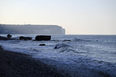 Normandiya kıyısındaki Ağlayan Kaya, Fecamp, Fransa. Uçurum hattı, sahil ve Fecamp 'deki Normandiya kıyılarının detayları. Fransız Kanalı 'ndan İngiliz Kanalı.