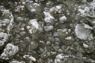 Hamburg Limanı buzla kaplı. Elbe nehrinde yüzen büyük bir buz kütlesi.