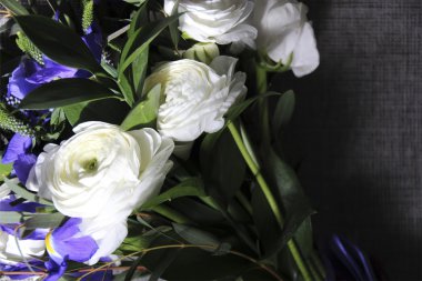 Süsen ve ranunkulyus oluşan