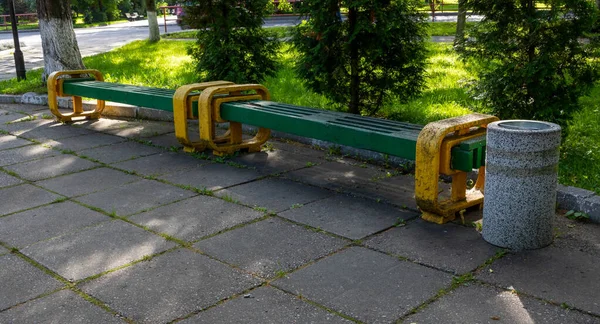 Beautiful Park Path Original Yellow Green Bench Urn — Stock Photo, Image