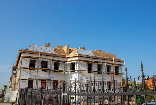 Uma Casa Construção Com Andaimes Contra Céu Azul — Fotografia de Stock