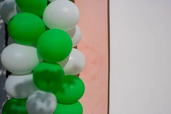 粉色和白色背景上的绿色和白色气球 靠近点 — 图库照片