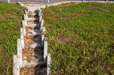 Fırtına Suyu Beton Basamak Kanalizasyonu. Yoldan akan yağmur..