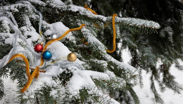 Kerstboom Tak Sneeuw Met Speelgoed Knutselen Sneeuwsparren Tak Het Bos — Stockfoto