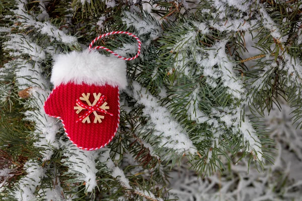 Manopla Roja Que Yace Nieve Invierno Decoración Festiva Árbol Navidad — Foto de Stock