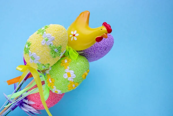 Голубом Фоне Разноцветные Яйца Курица Палочках — стоковое фото