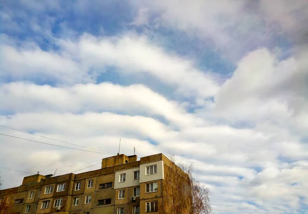 Красивые Белые Ленточные Облака Над Многоэтажным Зданием — стоковое фото