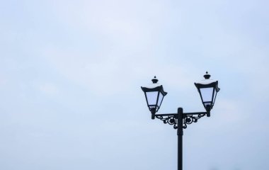 Kışın gökyüzüne karşı iki fener. Metnin için bir yer..