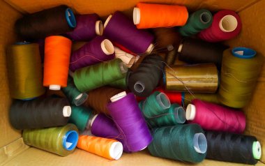 Çok renkli iplikler kutunun içinde..