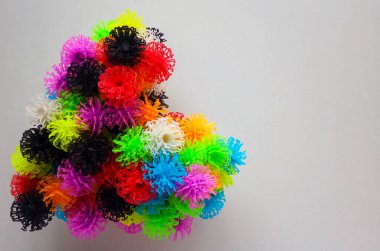 Renkli oyuncak kalp yapımcısı beyaz arka planda izole edildi. Düz üst görünüm Tatil kartı, Sevgililer Günü konsepti. Havada aşk kokusu var..