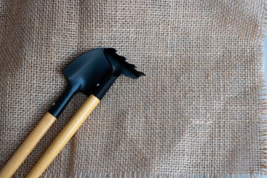 Bahçe aleti bir kürek, çuval bezli bir tırmık..